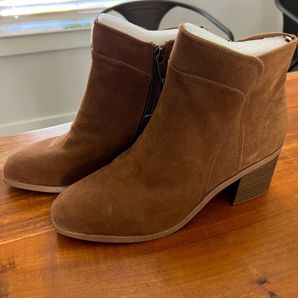 Women’s booties - size (9)